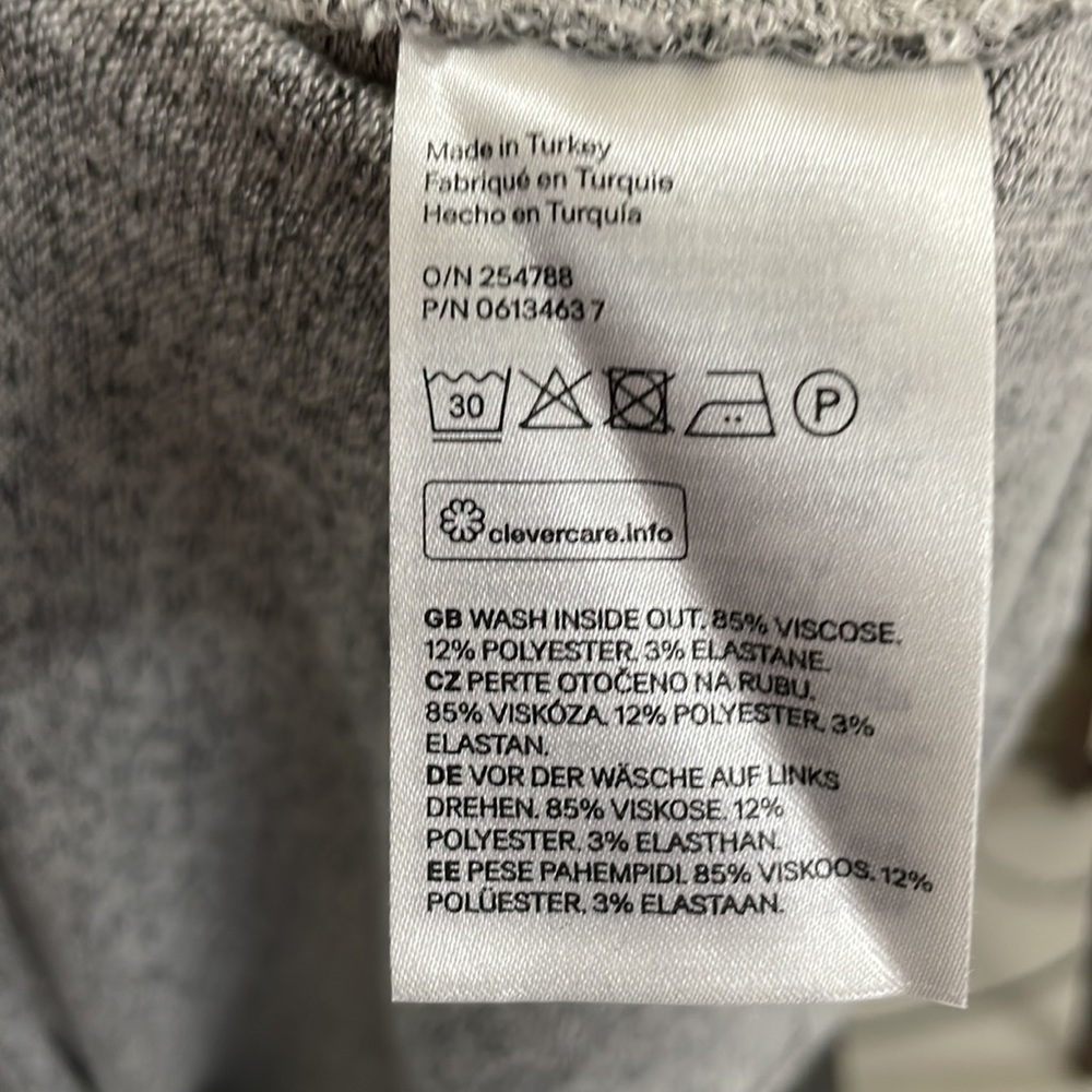 H&M grey soft knit oversized, V neck top.Size S but can fit XL - Picture 6 of 7